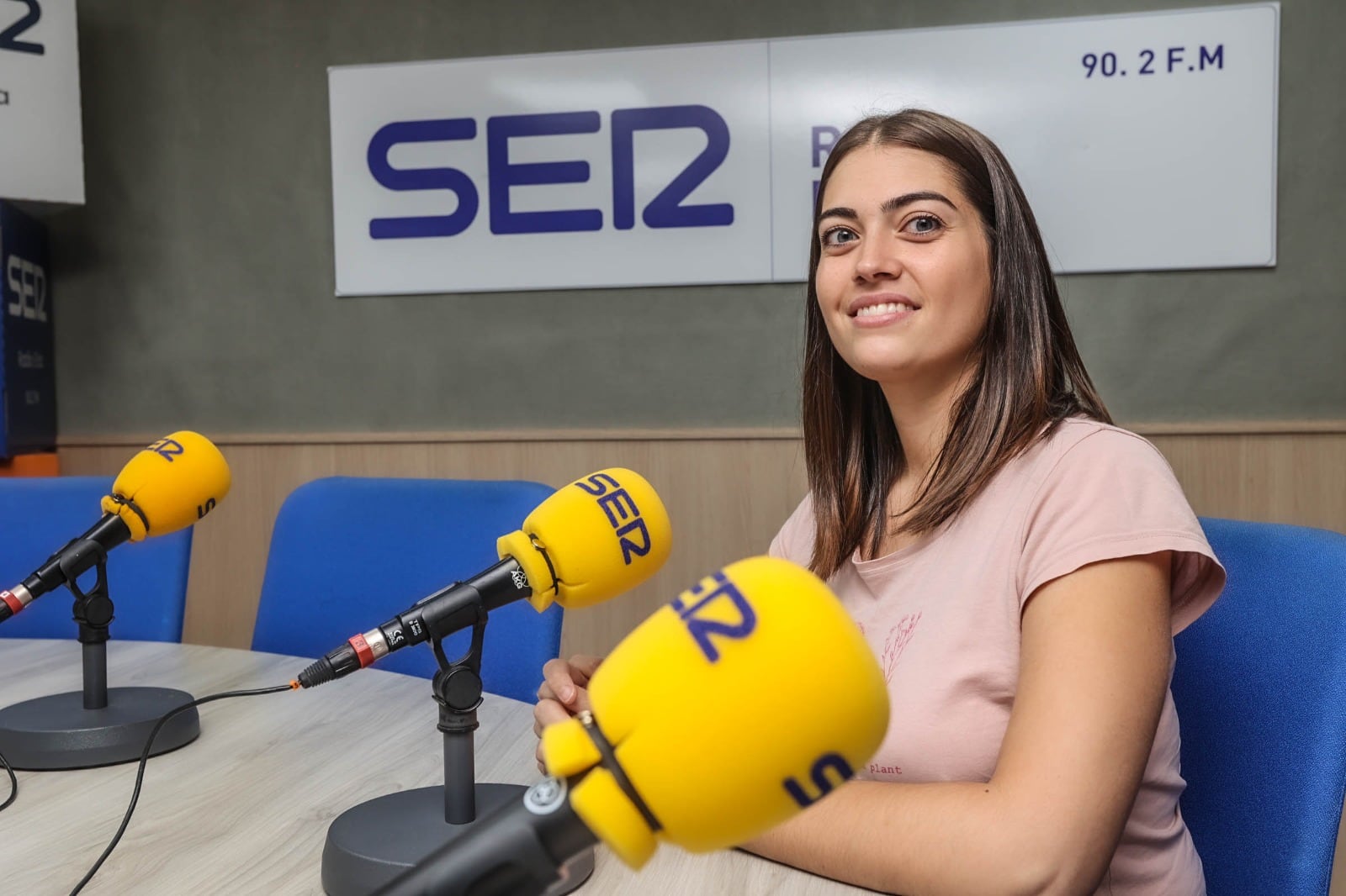 Eva María Rico en el estudio de Radio Elda SER.