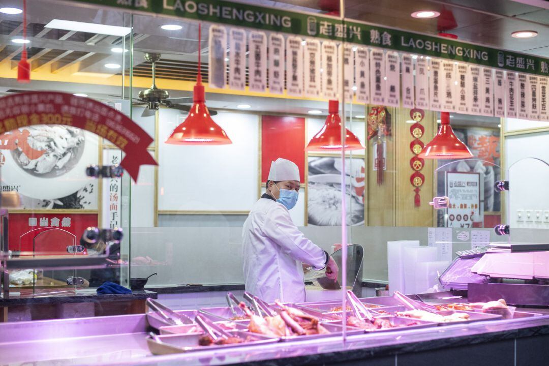 Un chef en un restaurante de Shanghái.