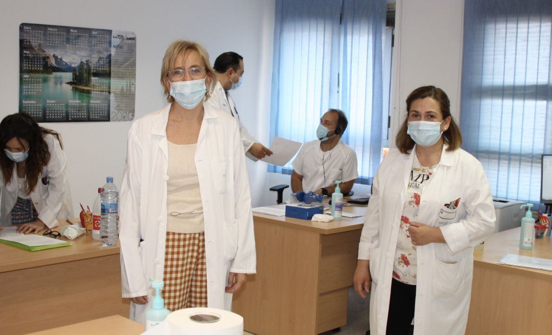 La doctora Mar Gómez Santillana y la enfermera Montse Gascón, miembros del grupo de rastreo del Covid-19 en Cuenca.