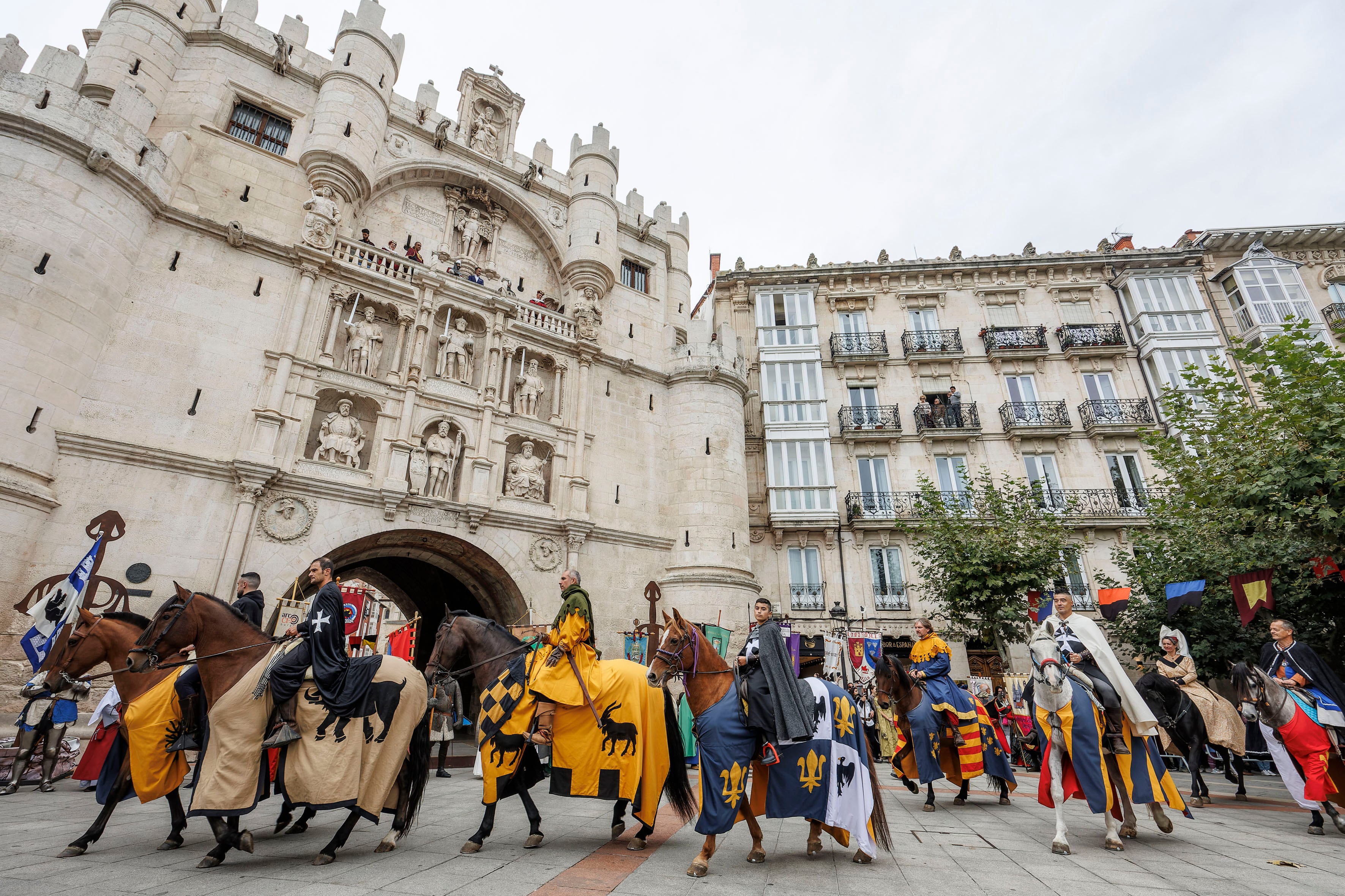 Burgos, 05 oct (EFE).- La historia del legendario Rodrigo Díaz de Vivar, El Cid Campeador, revive en Burgos, una ciudad vestida de época para celebrar las gestas del héroe castellano, que se ha llenado de caballeros, damas, mercaderes o juglares en la Semana Cidiana, una apuesta por recuperar la historia del Campeador, que es también la de la propia ciudad.  EFE/ Santi Otero
