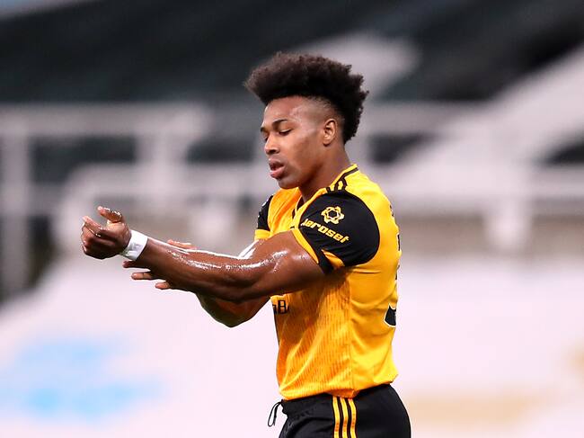 Adama Traoré untándose aceite durante su etapa en el Wolves