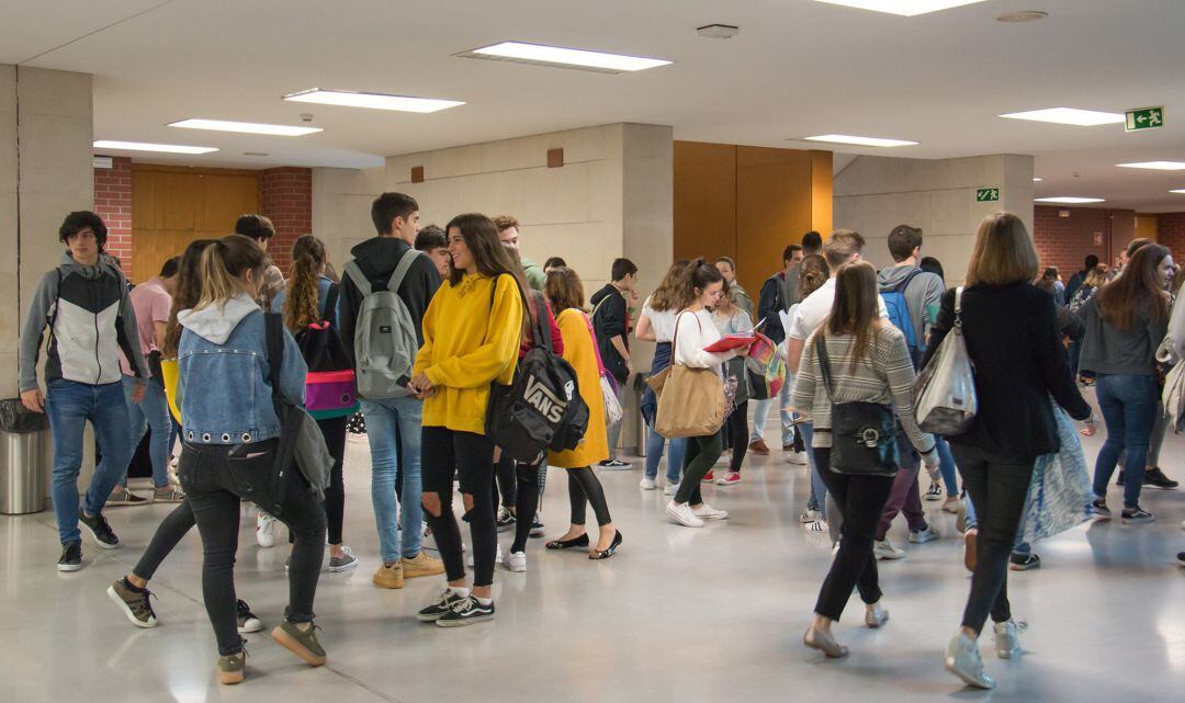 Jóvenes en la Universidad de Cantabria para realizar la prueba de la EBAU (Selectividad)