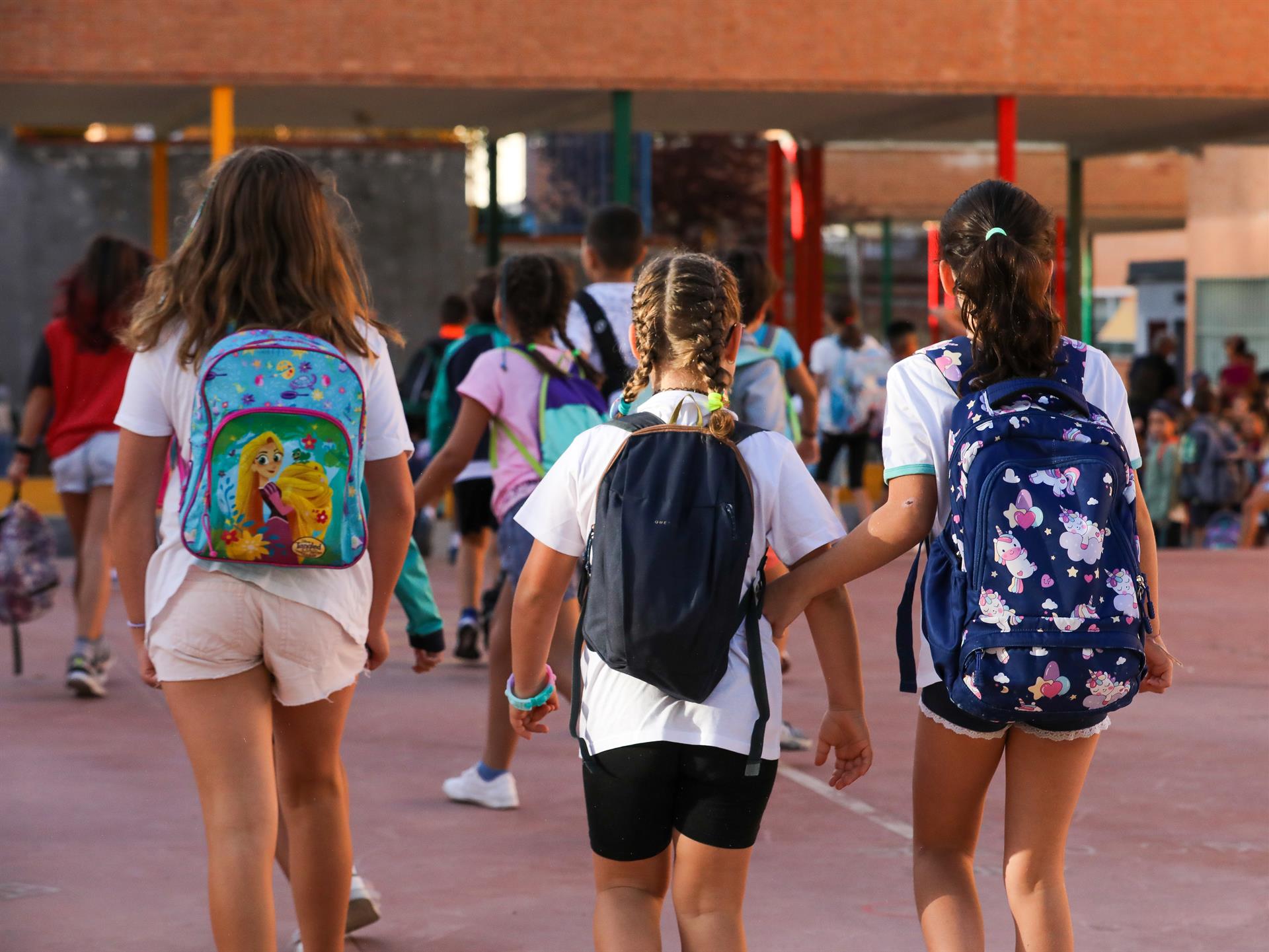 Tres niñas a su llegada al colegio