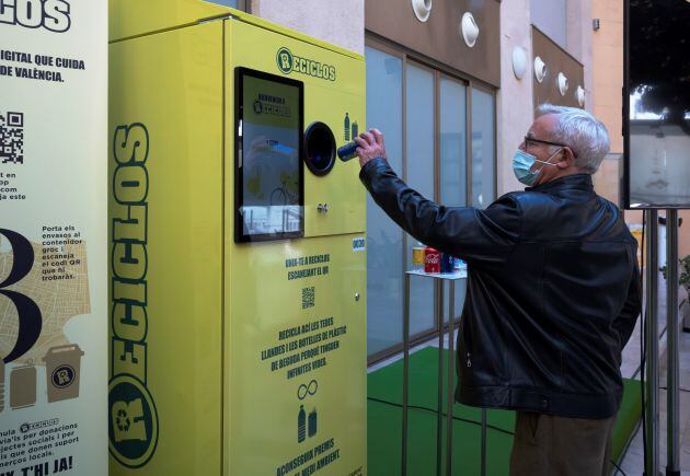 El alcalde de València, Joan Ribó, prueba el nuevo sistema &quot;Reciclos&quot; que incentiva el reciclaje