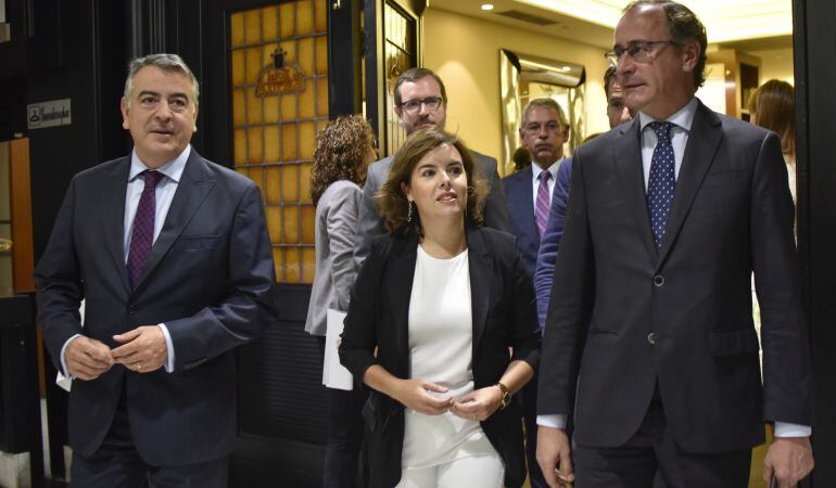 La vicepresidenta del Gobierno en funciones, Soraya Sáenz de Santamaría, junto al candidato a lehendakari y presidente del PP vasco, Alfonso Alonso (d), a quien ha presentado hoy en la conferencia que ha pronunciado en el Fórum Europa. Tribuna Euskadi