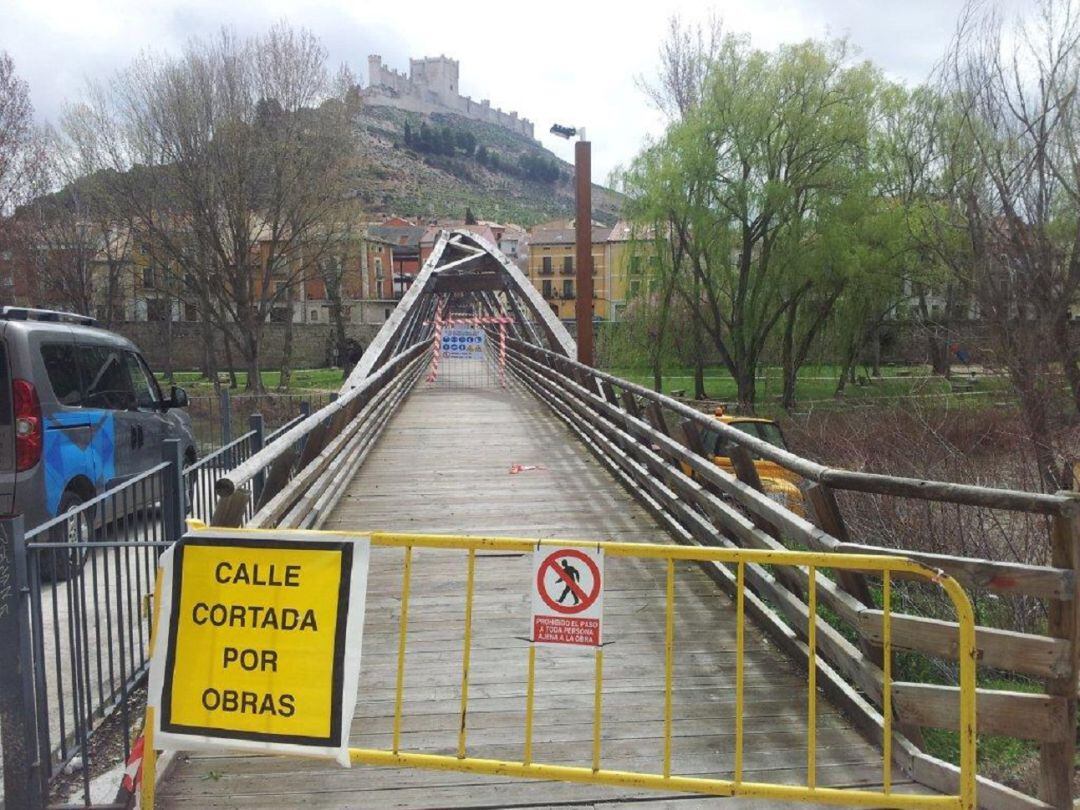 Pasarela en Peñafiel en el incio de los cortes por el mal estado