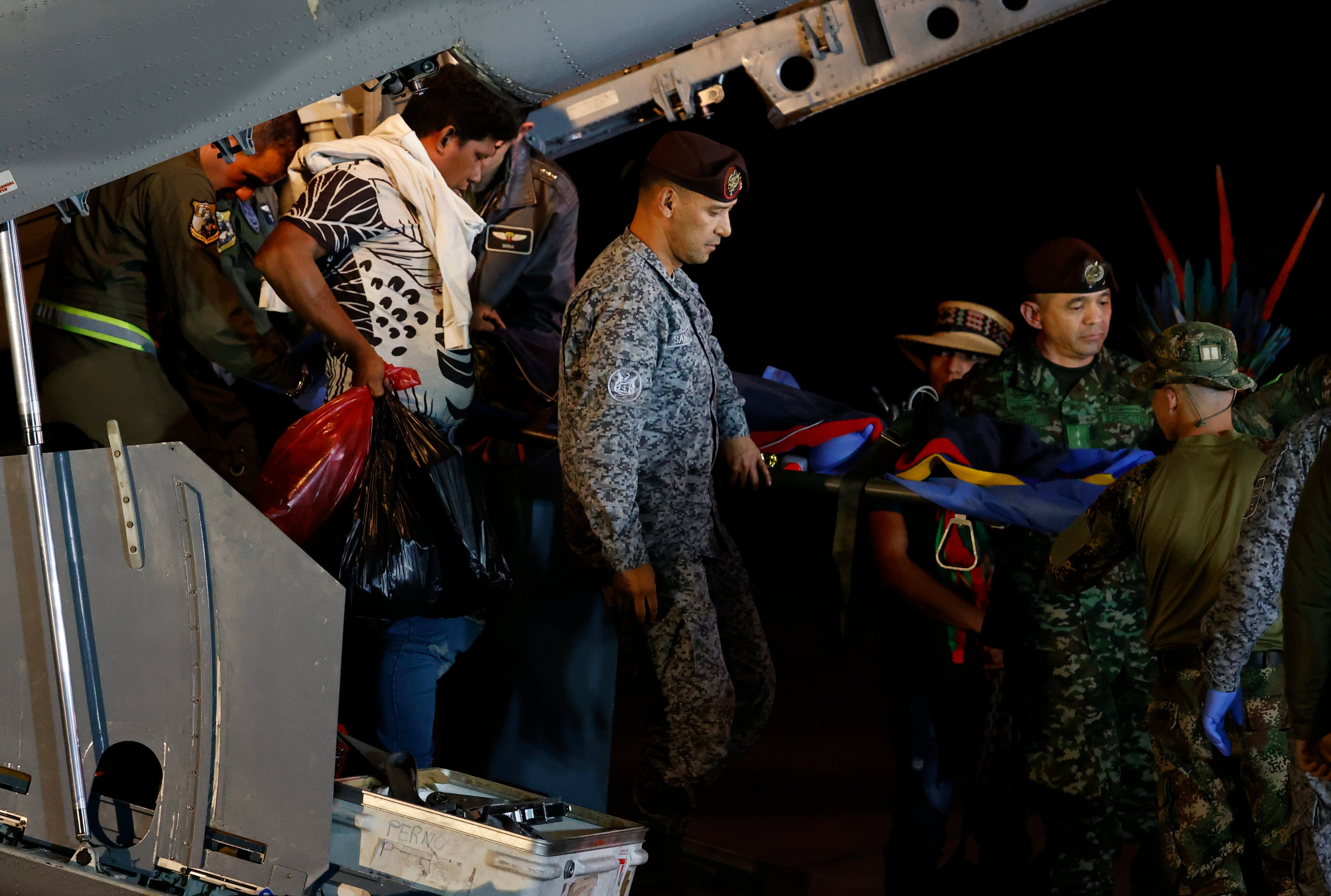 Los menores llegan junto a su padre y miembros del Ejército Nacional al Aeropuerto Militar de CATAM, hoy en Bogotá (Colombia). 