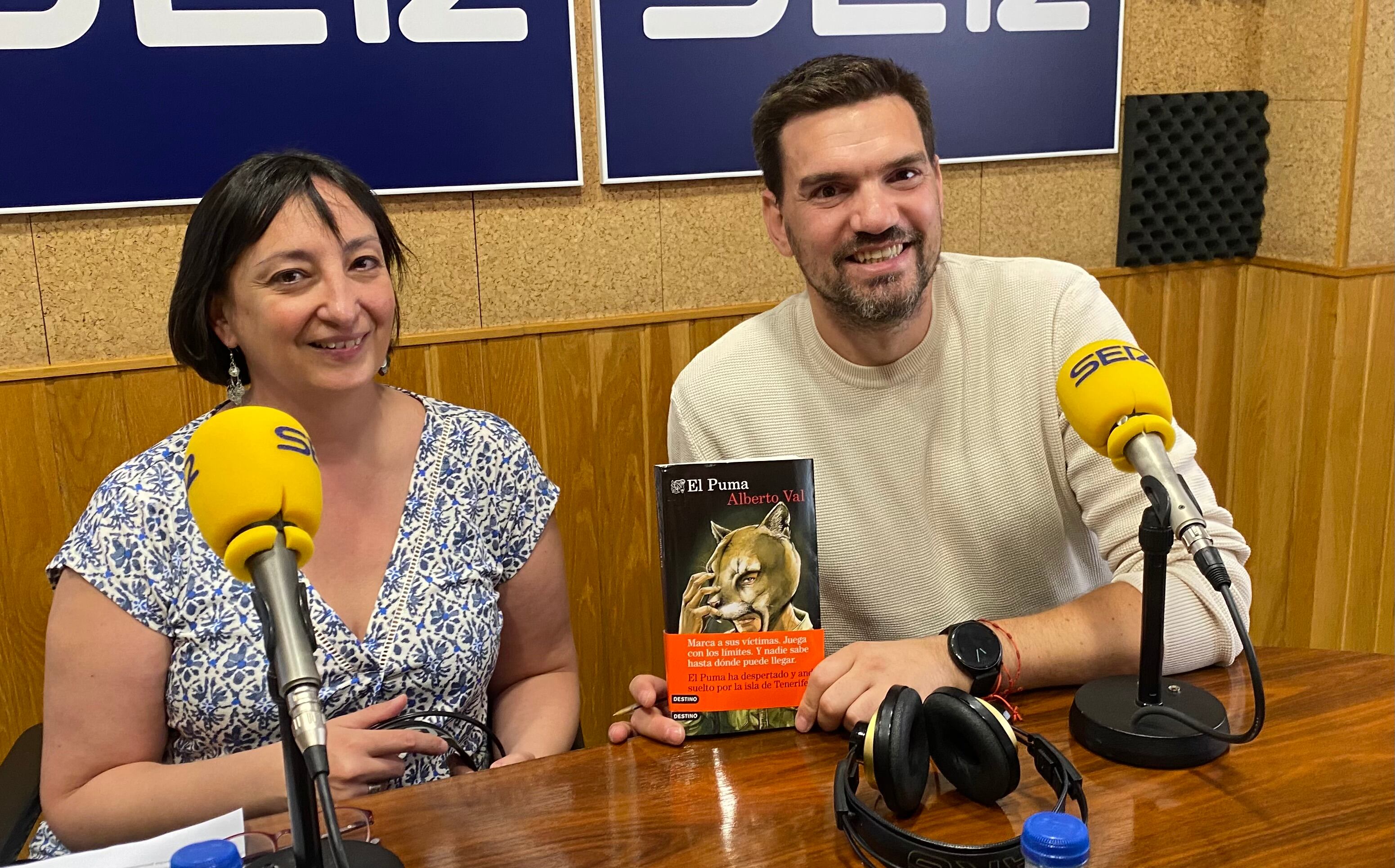 Olga Muñoz. directora de las bibliotecas municipales del Ayuntamiento de Cuenca, y el escritor Alberto Val en el estudio de SER Cuenca.
