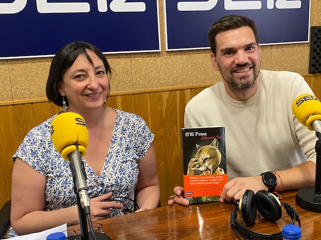 Olga Muñoz. directora de las bibliotecas municipales del Ayuntamiento de Cuenca, y el escritor Alberto Val en el estudio de SER Cuenca.