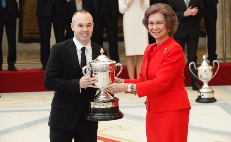 La reina entrega el trofeo a Iniesta