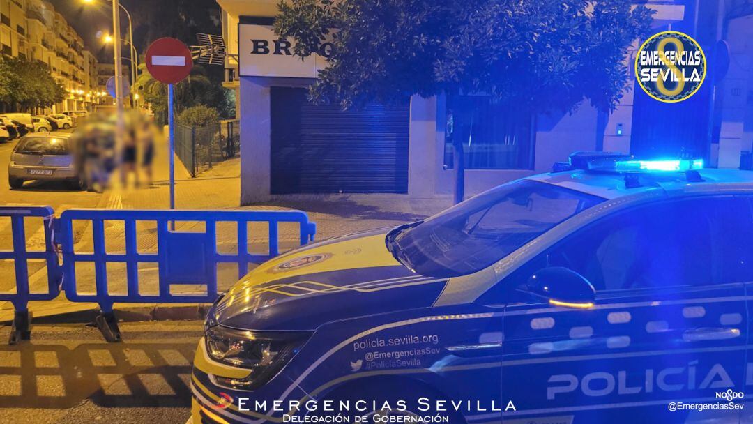 Un patrullero de la policía local de Sevilla durante la noche de este sábado