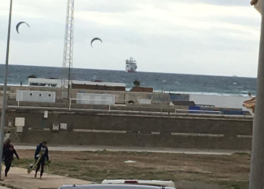 Buque cablero frente a la costa de Tarifa 