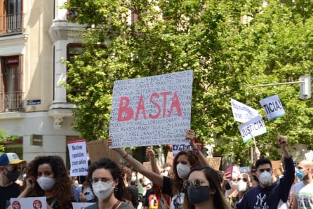 Una mujer porta una pancarta en la que pueden leerse los nombres de algunas de las miles de víctimas mortales del racismo en el mundo.