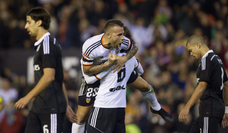 GRA179. VALENCIA, 04/01/2015.- El defensa argentino del Valencia Nicolás Otamendi celebra la victoria de su equipo ante el Real Madrid, al término del partido de la decimo séptima jornada de Liga de Primera División disputado esta tarde en el estadio de Mestalla. EFE/Miguel Ángel Polo