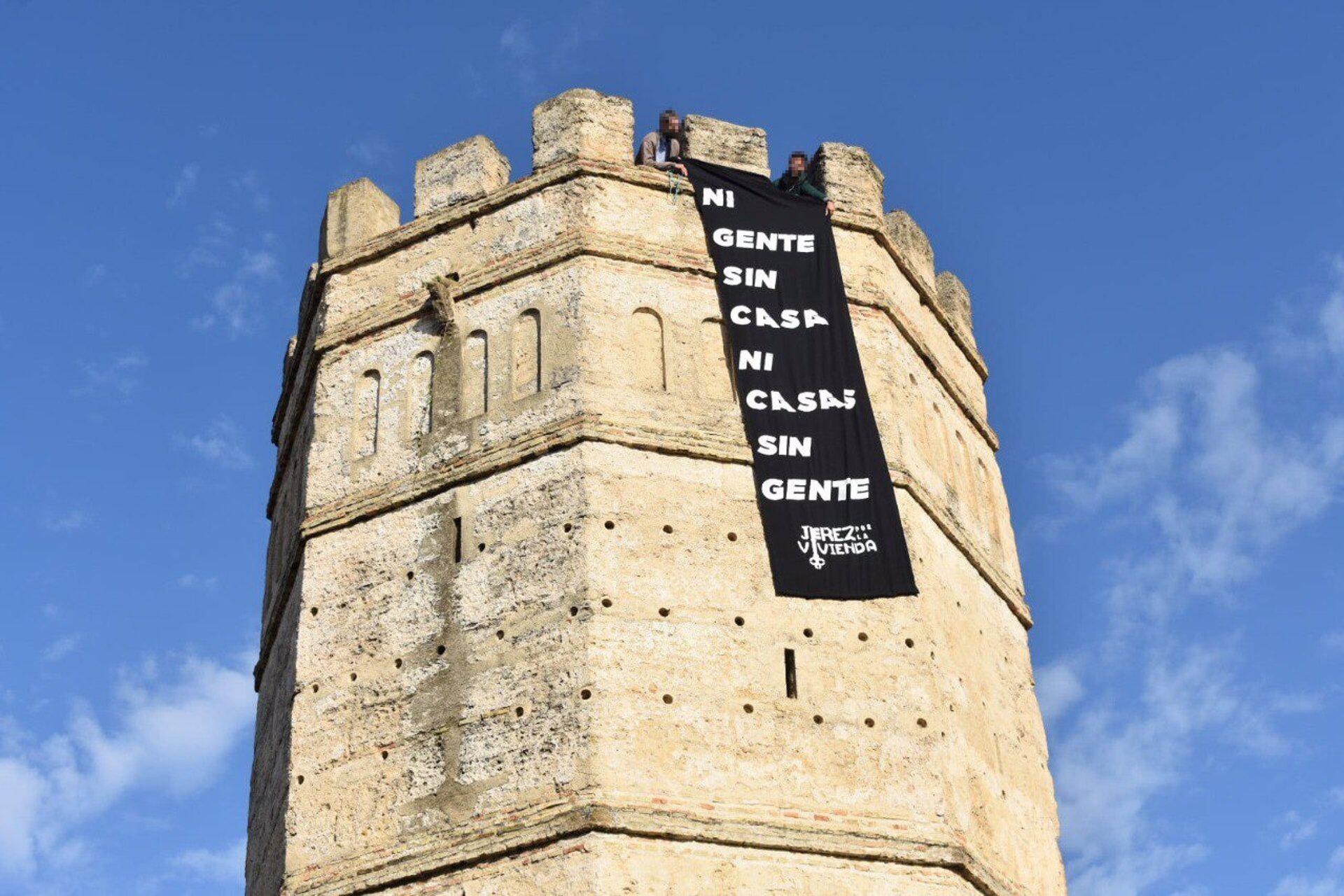 Pancarta desplegada en la torre octogonal del Alcázar de Jerez para movilizar a la ciudadanía a la manifestación por la vivienda del sábado