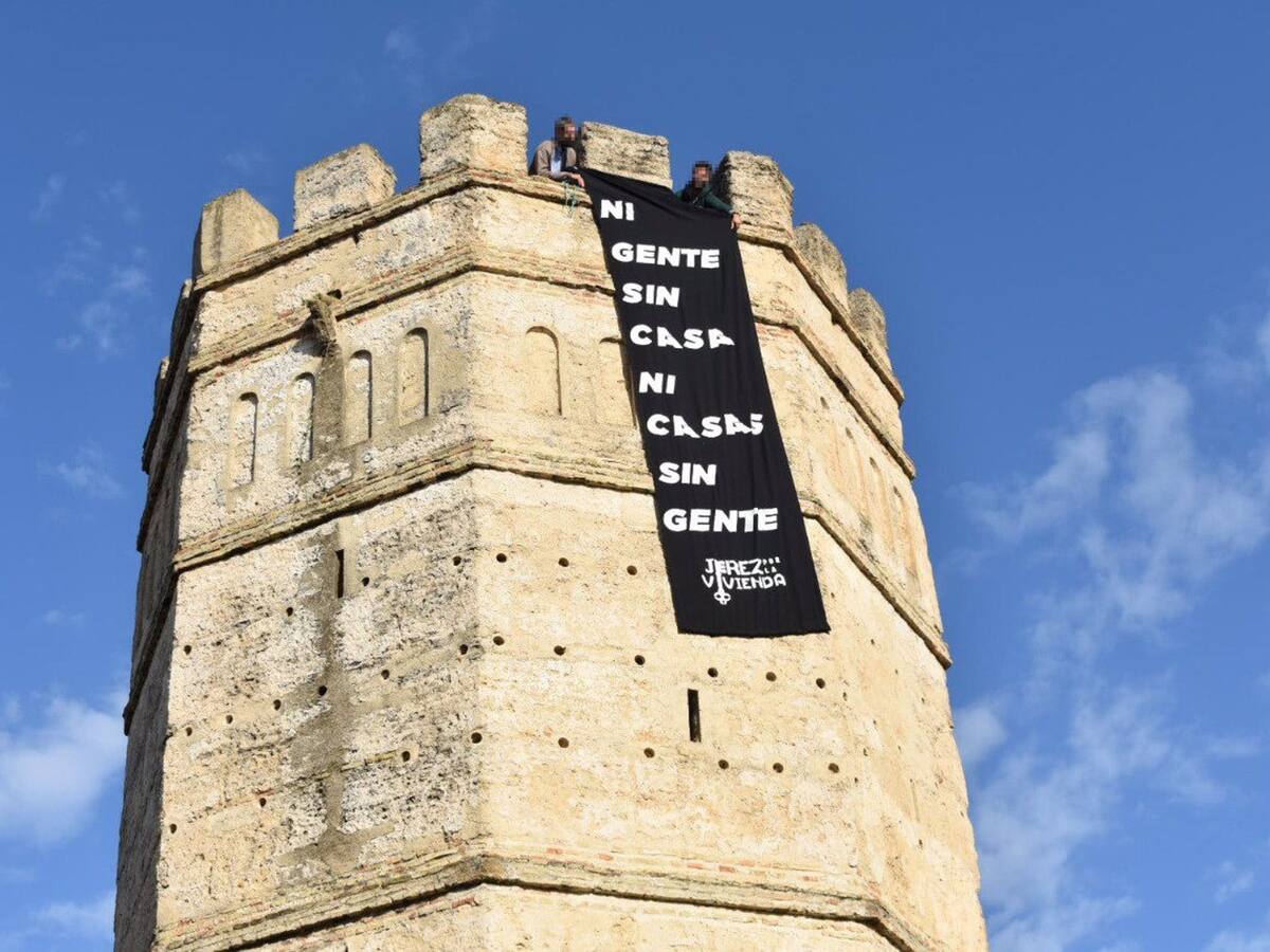 Despliegan una pancarta en la torre del Alcázar de Jerez para llamar a una movilización por la vivienda del sábado