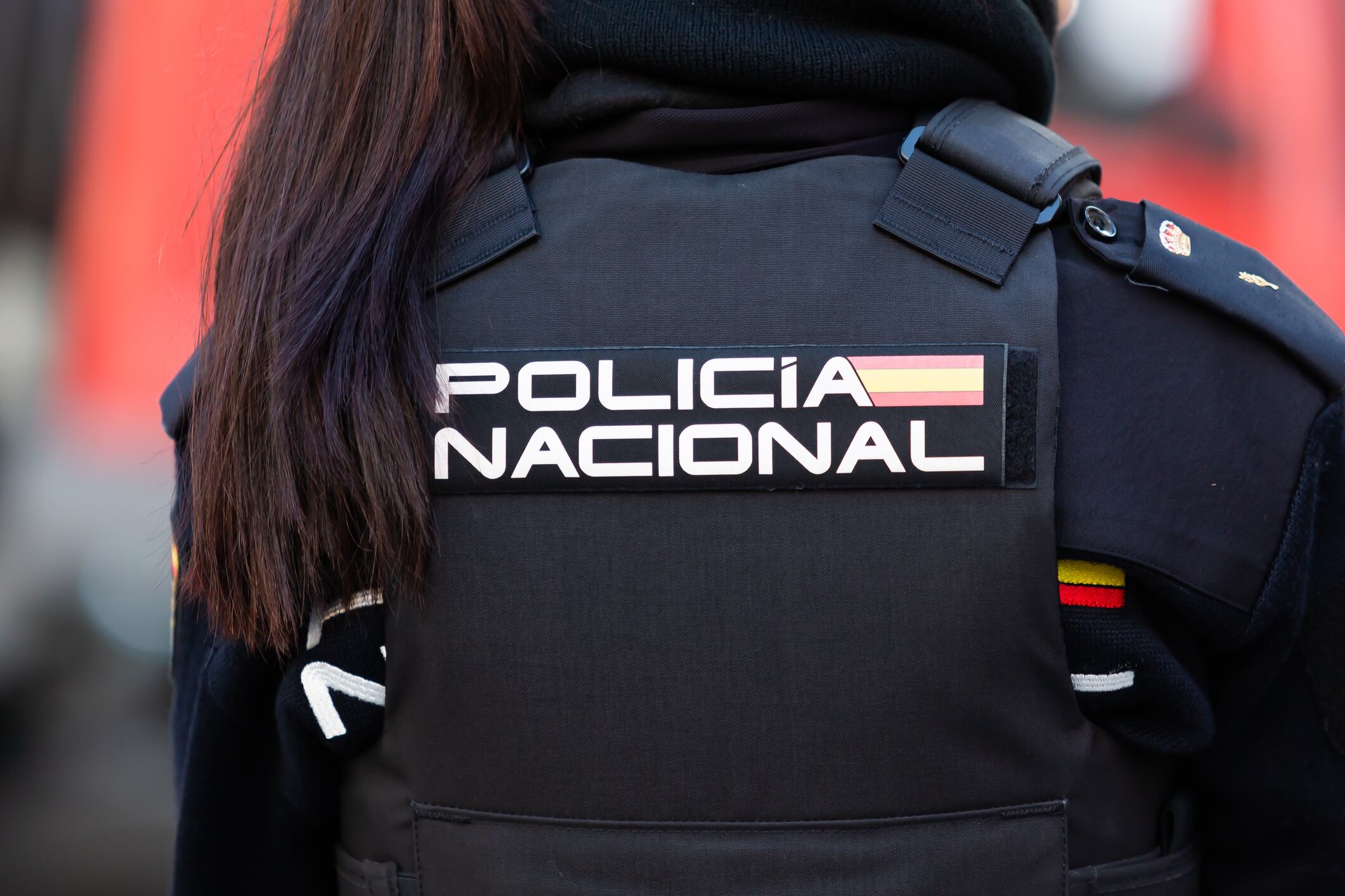 Agente de la Policía Nacional de espaldas