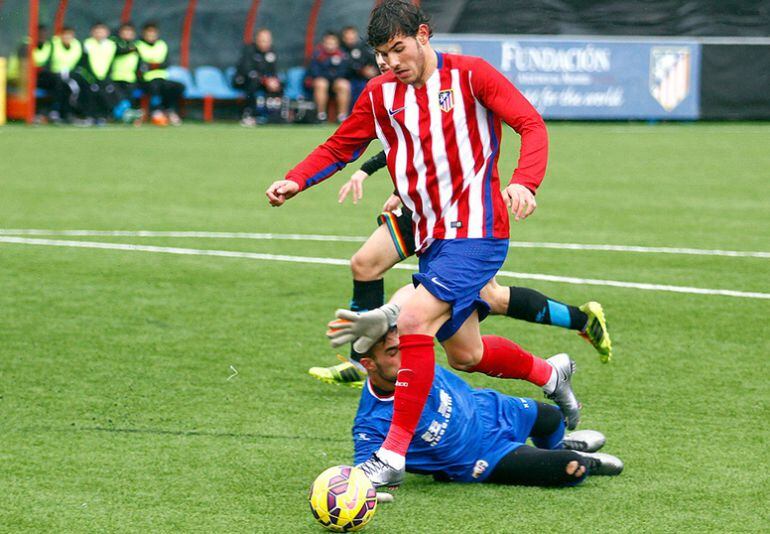 El defensa Theo Hernández durante un partido con la camiseta del Atlético de Madrid.