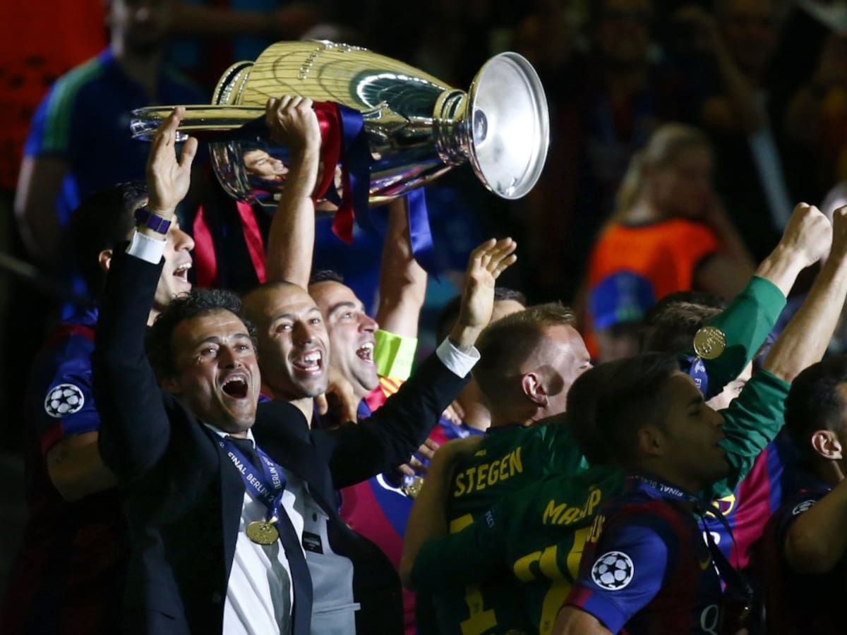 Luis Enrique y sus jugadores reciben el trofeo de campeones de Europa.