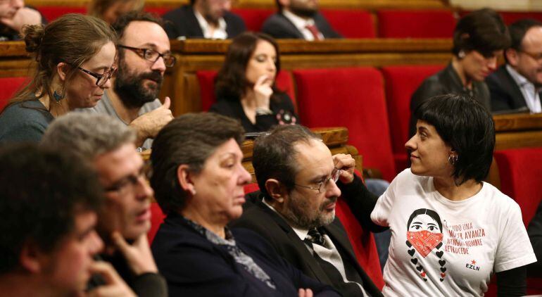  La diputada de la CUP, Anna Gabriel (d), junto a Antonio Baños (2d), habla con Benet Salellas (2i, arriba) y Eulàlia Reguant (i), durante el discurso de investidura en el pleno del Parlamento catalán