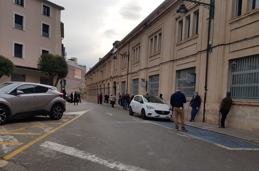 Exteriores del centro de salud de la Fábrica de este jueves.