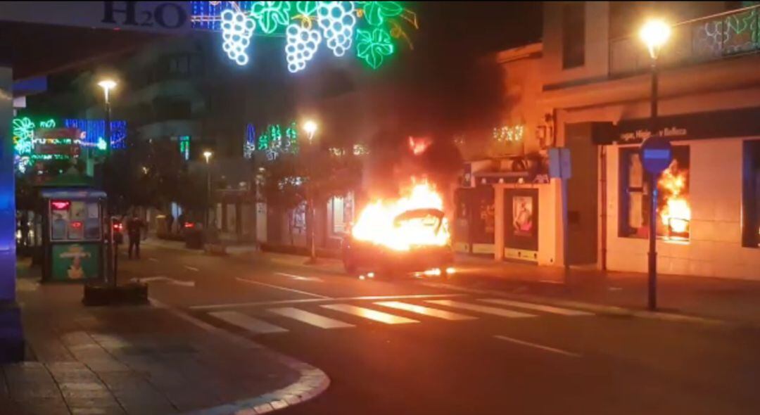 Imagen del incendio de un vehículo en la Calle Seis de Junio de Valdepeñas (Ciudad Real) 