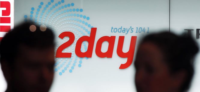 Los locutores australianos Mel Greig y Christian Michael, de la cadena de radio &#039;2Day FM&#039;, se hicieron pasar por la reina Isabel II y el príncipe Carlos para conseguir datos el embarazo de la duquesa de Cambridge.