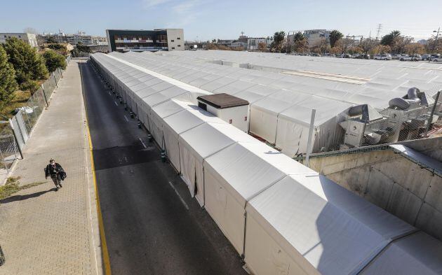 El Hospital de campaña de Valencia recibe los primeros ingresos de pacientes covid.