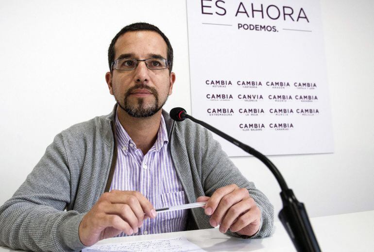 El secretario de Organización de Podemos, Sergio Pascual, durante la rueda de prensa que ofreció ayer en Madrid, en la que ha minimizado las consecuencias de la marcha de Podemos y ha sostenido que no va a influir en las decisiones respecto a la campaña o la política de pactos en Andalucía y descarta hablar de 'refundación'.