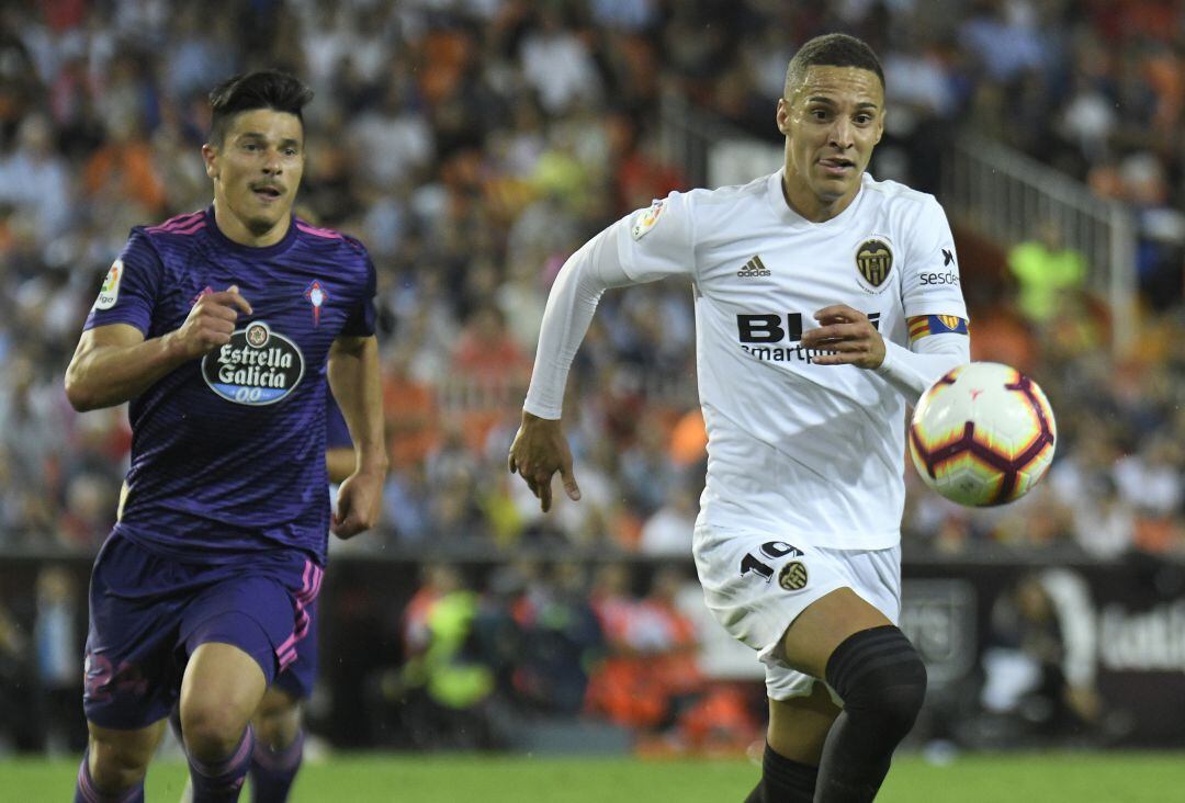 Rodrigo pugna un balón en el partido ante el Celta de la temporada pasada