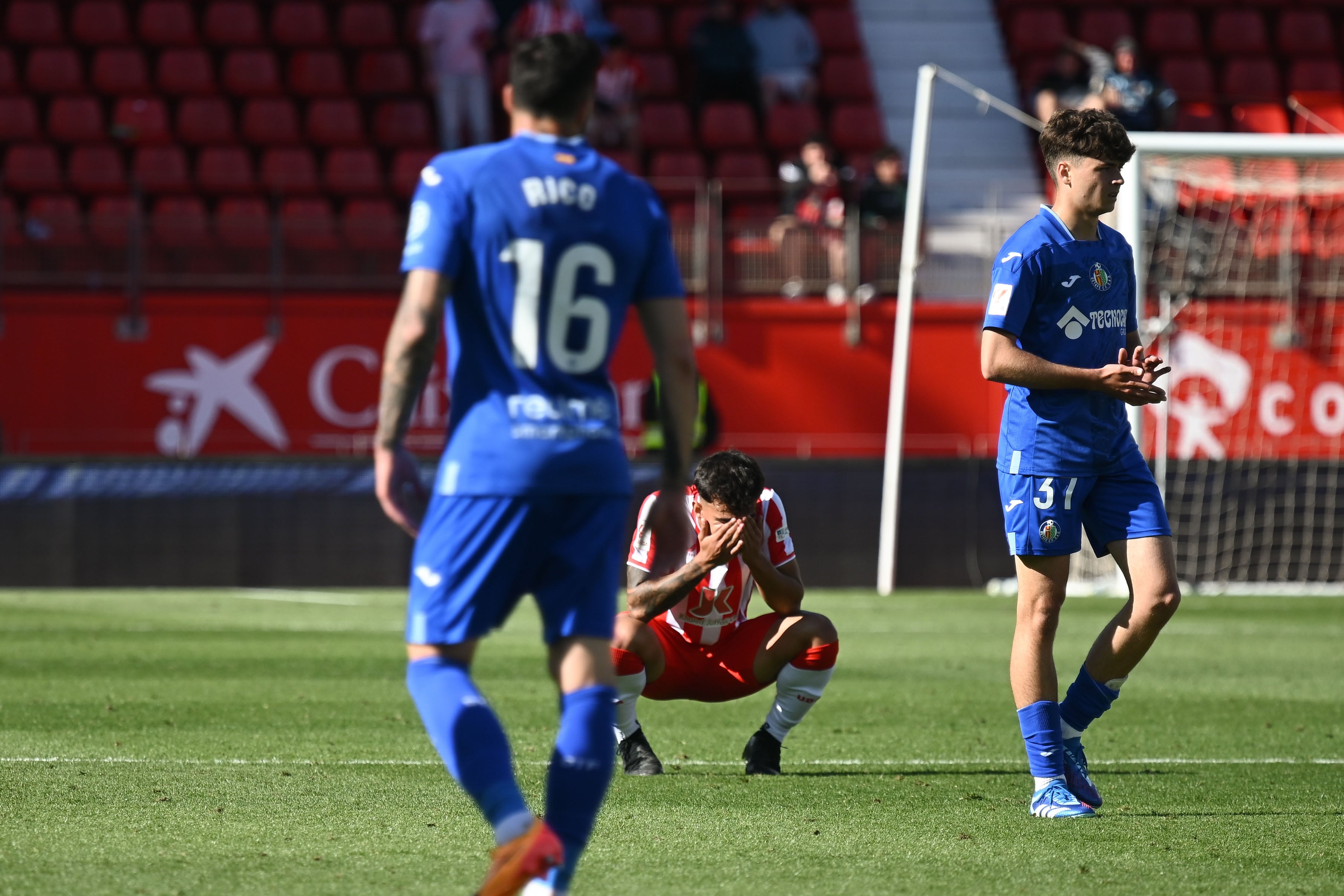 La decepción del equipo tras consumar el descenso matemático a Segunda División al perder 1-3 con el Getafe.