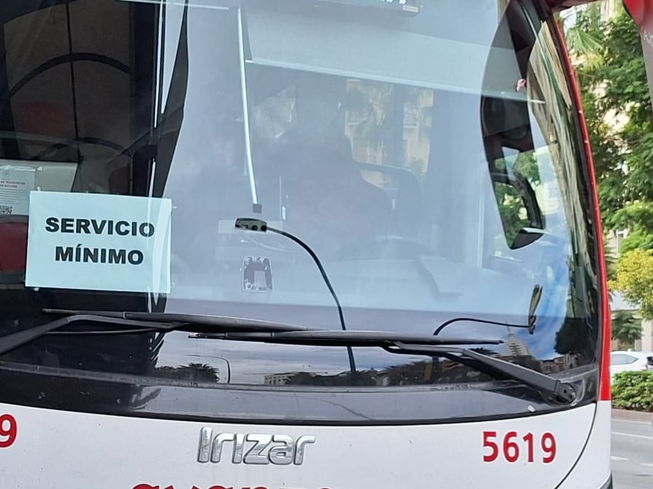 Autobús interurbano en servicios mínimos