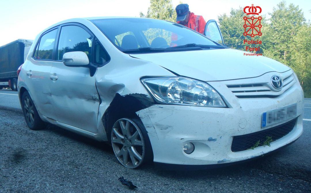 El coche interceptado por la Policía foral circulaba sin un neumático