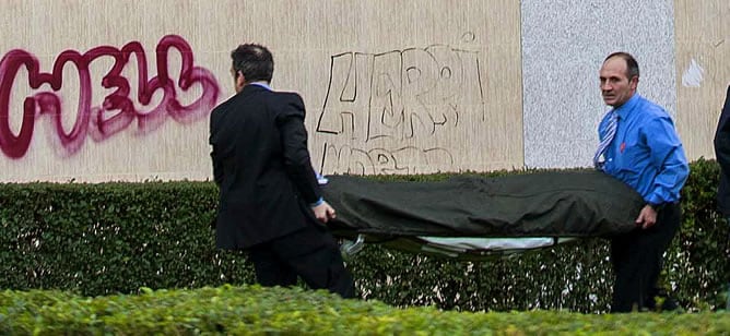 Trabajadores de la funeraria trasladan el cadáver de una mujer, de 53 años, que se ha arrojado por la ventana de su domicilio en Barakaldo cuando iba a ser desahuciada