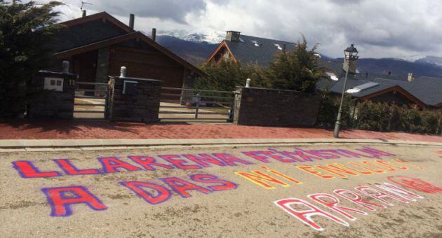 Pintadas cerca de la casa que Llarena tiene en Das (Girona)