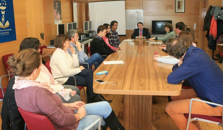 El alcalde de Tres Cantos, Jesús Moreno, en la reunión con los alumnos del Programa de Formación para Personas con Discapacidad Intelectual