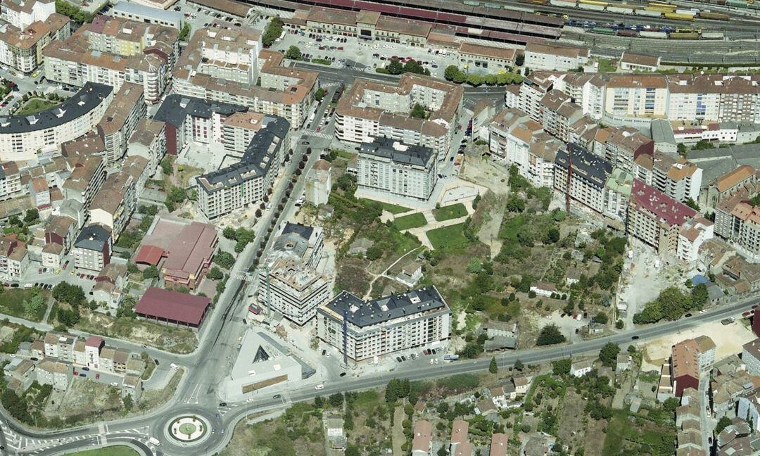 El proyecto se desarrollará en el ámbito definido por las calles: Avenida de Basilio Álvarez al sur, Avenida das Caldas al este, Xesús Pousa al oeste, y las calles San Froilán y Julia Sarmiento