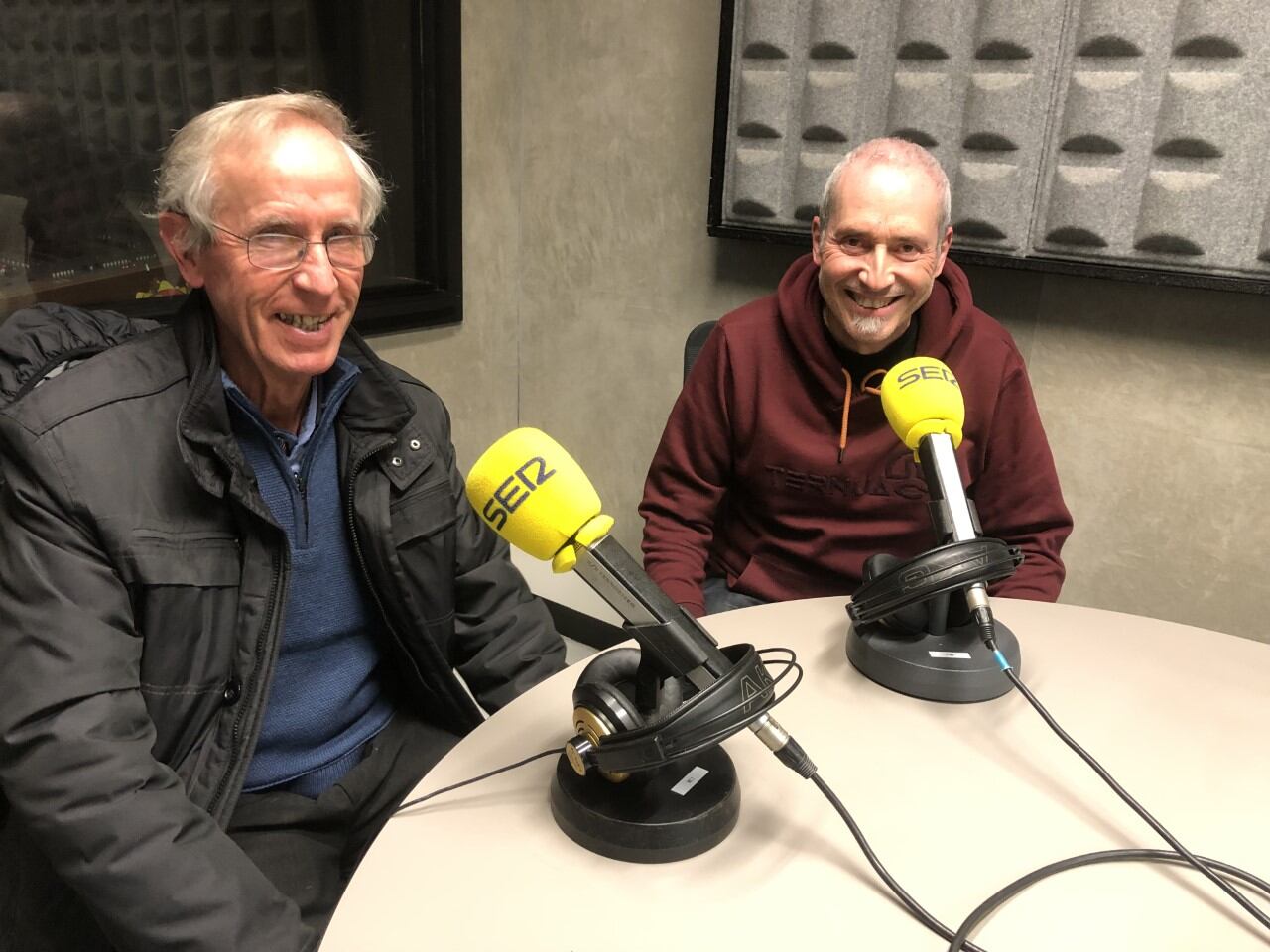 Esteban Oroz, a la izquierda, junto a Santi Entrena en los estudios de Radio Eibar