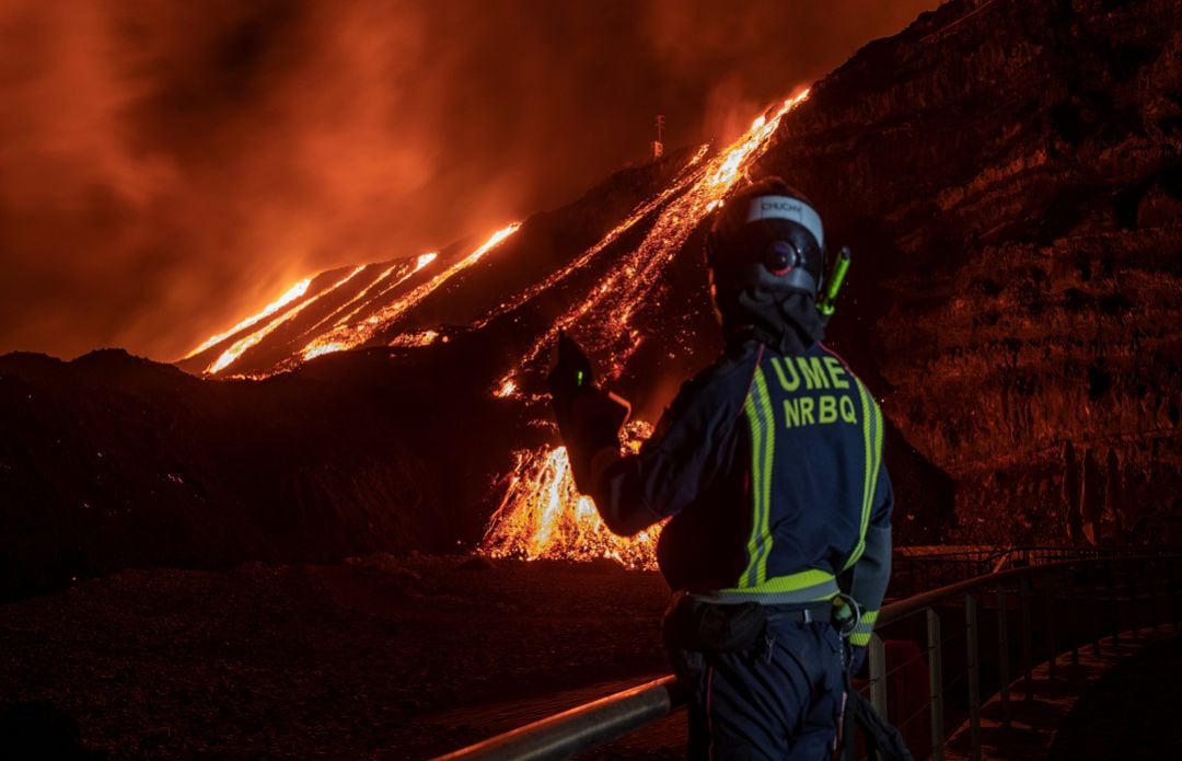 Miembros de la UME haciendo labores de rescate en La Palma.