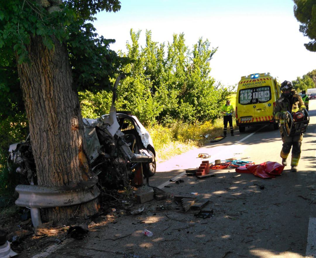 Fallece un hombre tras chocar su vehículo contra un árbol en Mula