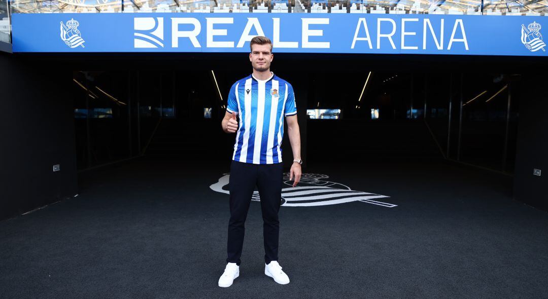 Sorloth posa en la salida de vestuarios del Reale Arena