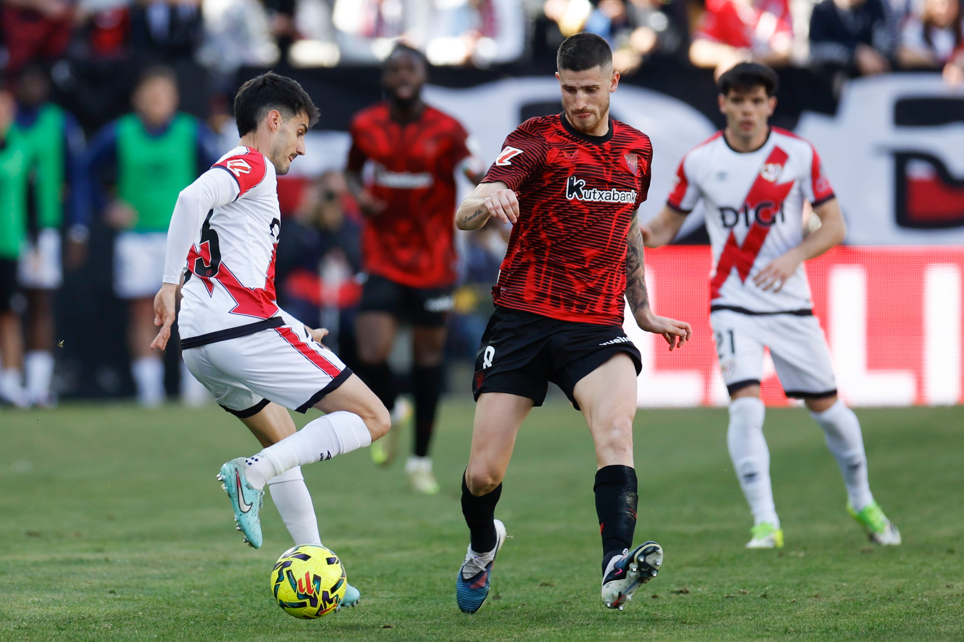 El centrocampista del Rayo Vallecano Óscar Valentín y el centrocampista del Athletic Club Oihan Sancet, durante el partido de LaLiga de la jornada 26 entre el Rayo Vallecano y el Athletic Club