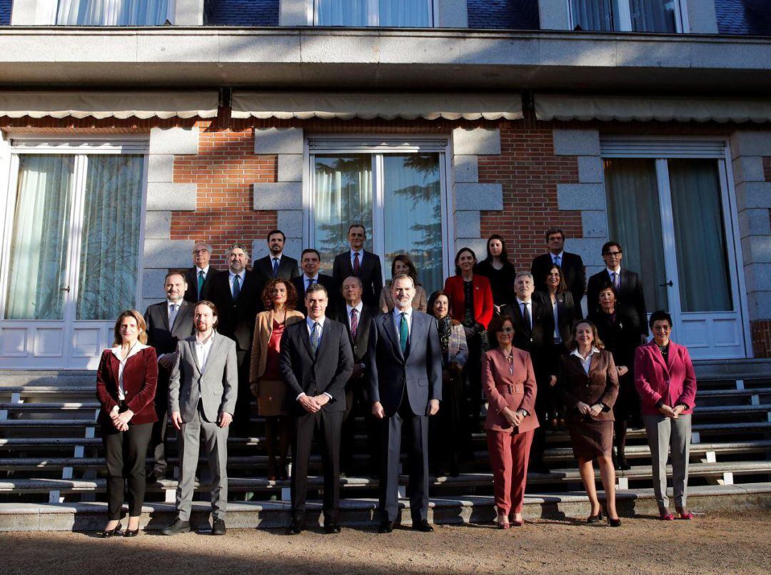 El rey junto con el presidente del Gobierno, Pedro Sánchez y sus ministros posan para la foto de familia del Consejo de Ministros celebrado en el Palacio de la Zarzuela 