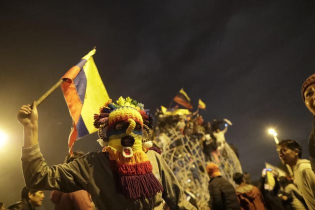 Manifestantes celebran el acuerdo logrado entre el Gobierno e indígenas que termina con las protestas en el país, en Quito.