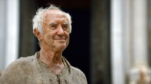 Jonathan Pryce interpreta al Gorrión Supremo en la ficción.