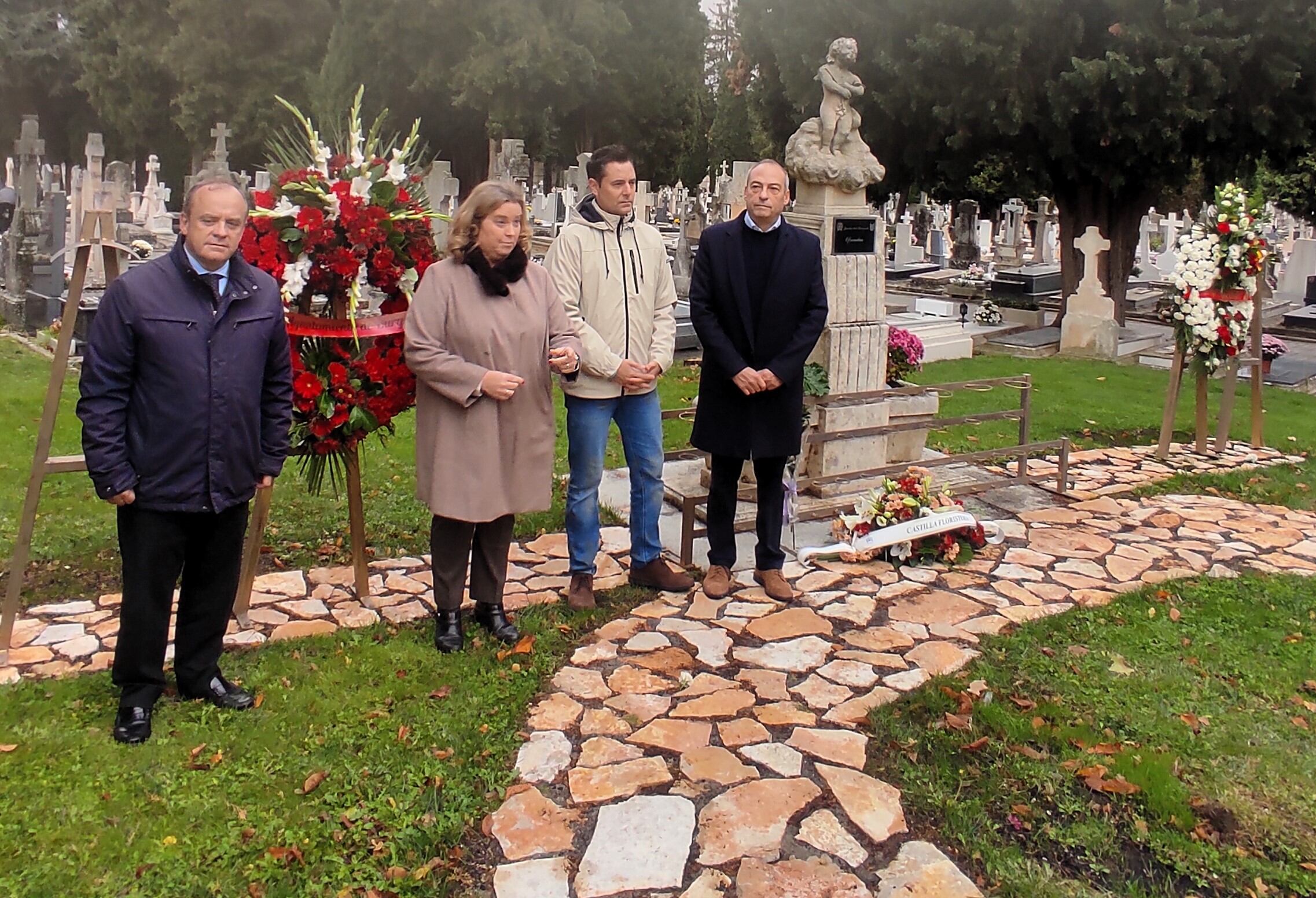 La alcaldesa de Burgos, Cristina Ayala -centro-, en el Jardín del Recuerdo del Cementerio Municipal. Junto a ella, el vice-alcalde Fernando Martínez-Acitores, el portavoz socialista Daniel de la Rosa y el presidente de Socibur (Sociedad Civil Burgalesa), Rafael Medina. / Foto: Radio Castilla