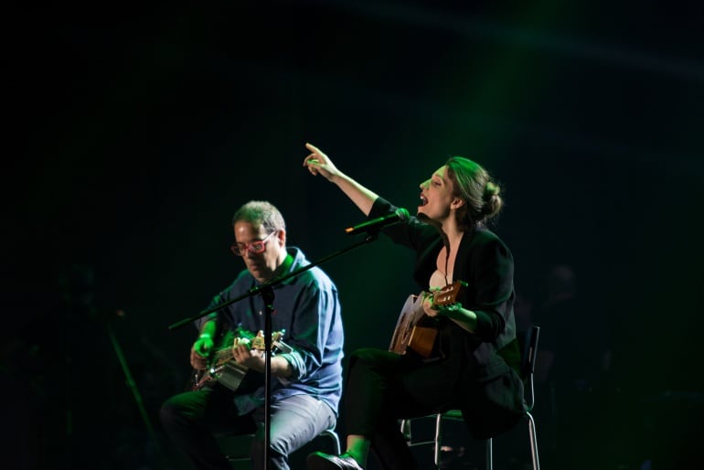 Luisa Sobral durante el concierto en homenaje a los afectados por el incendio de Portugal