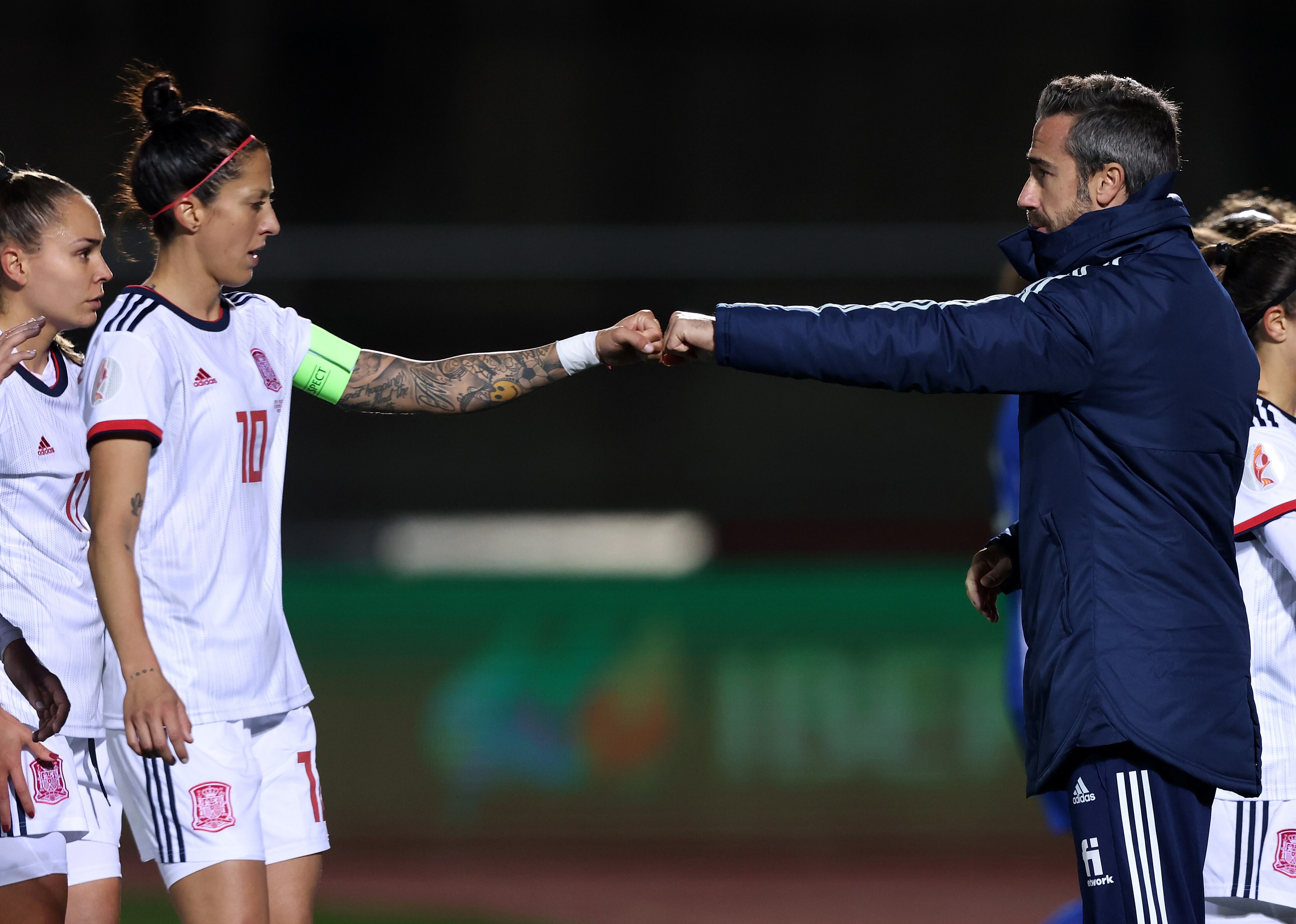 Jorge Vilda y Jenni Hermoso se saludan en un partido clasificatorio de la Eurocopa