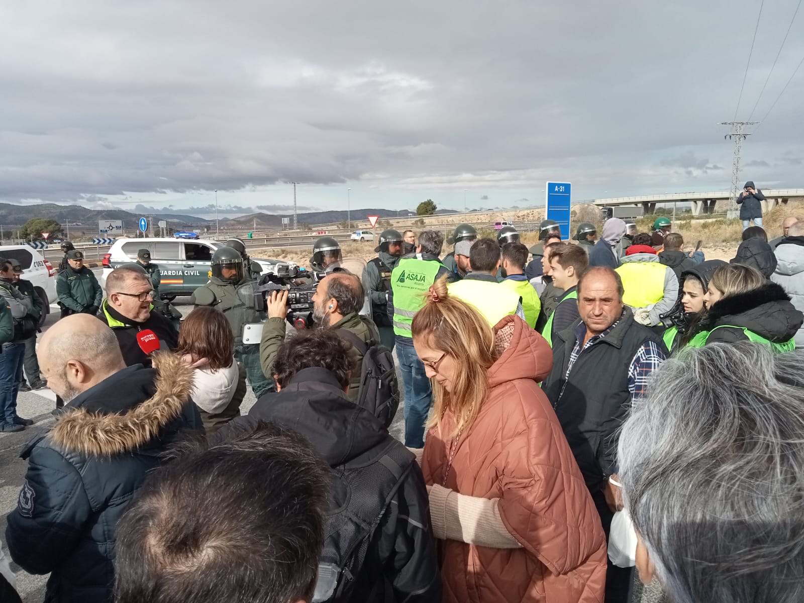 Los agricultores optan por vías secundarias al no poder acceder a la A-7 en el término municipal de Villena