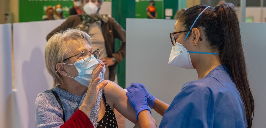 Una persona recibe la primera dosis de la vacuna contra el Covid-19